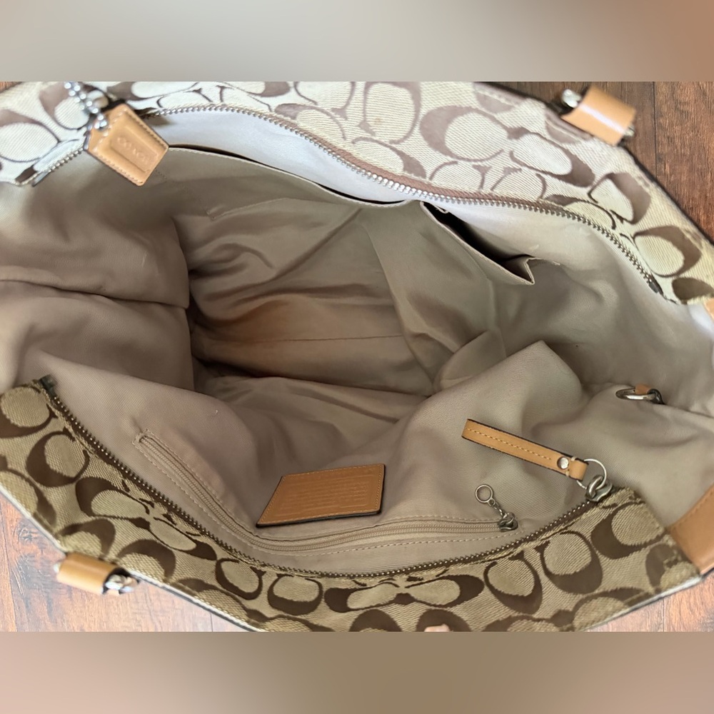 Coach bag, gently used. Last customer canceled order so it’s still available - Picture 8 of 8